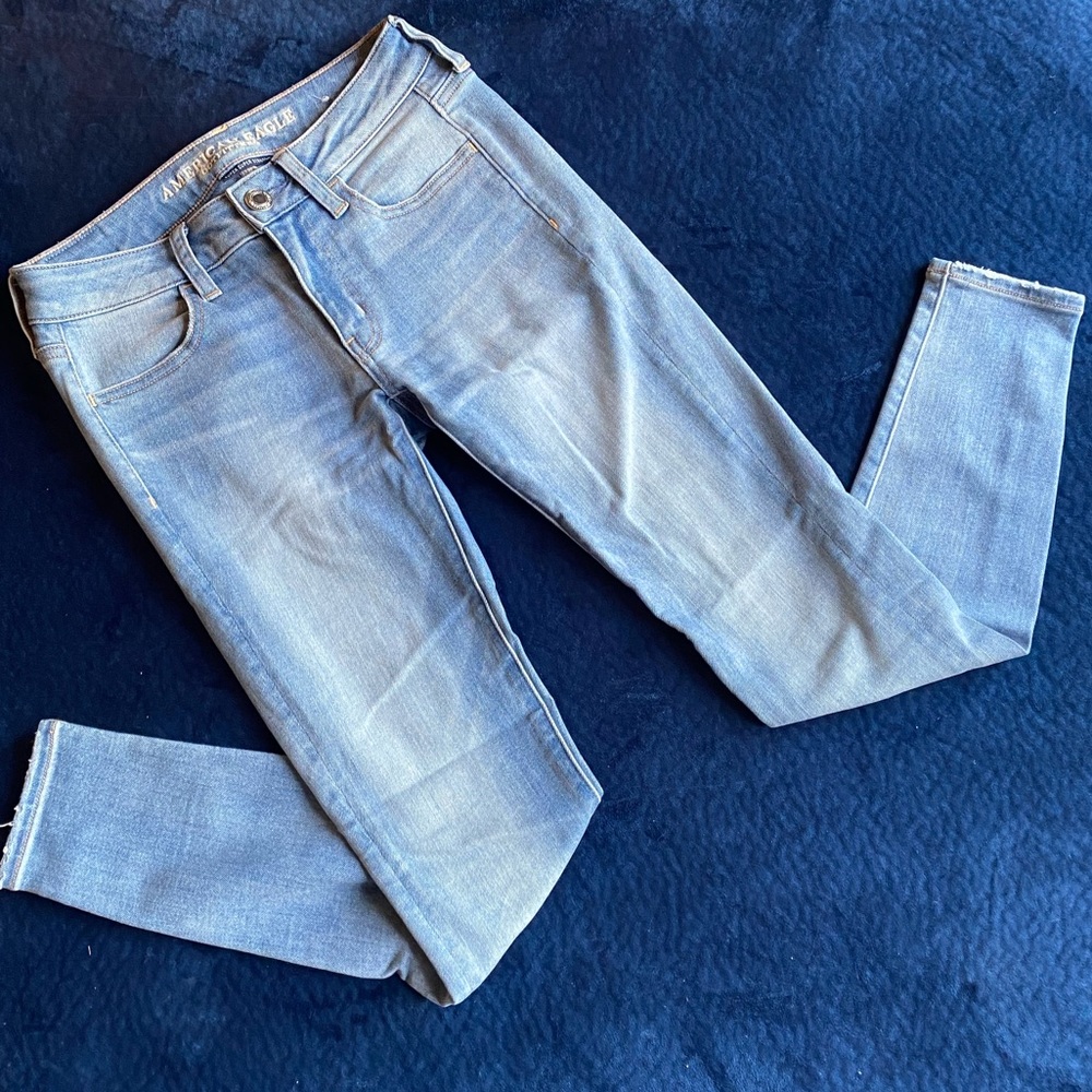 American Eagle light wash skinny jeans